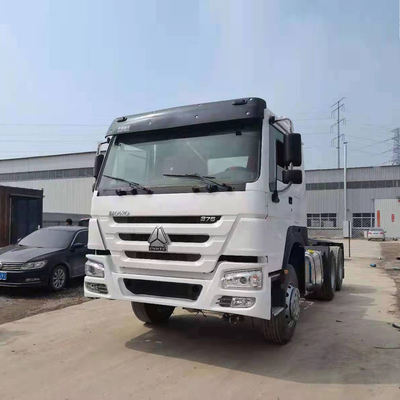 3 Axle Sinotruk Tractor Truck with 40-60 Tons Loading Capacity and Radial Tire Design