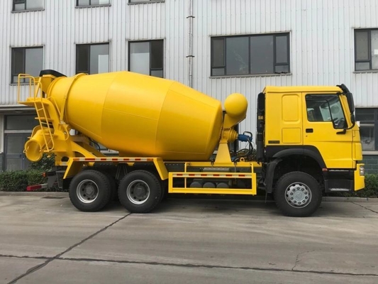Manual Transmission 6-10 Cbm Sinotruk HOWO Mixer Truck with Double Reduction Drive Axle