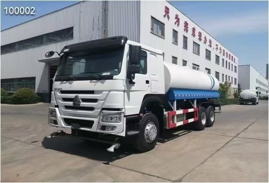 Sinotruk HOWO 6X4 Sprinkler Water Truck with API Valve One Sleeper and Two Seats
